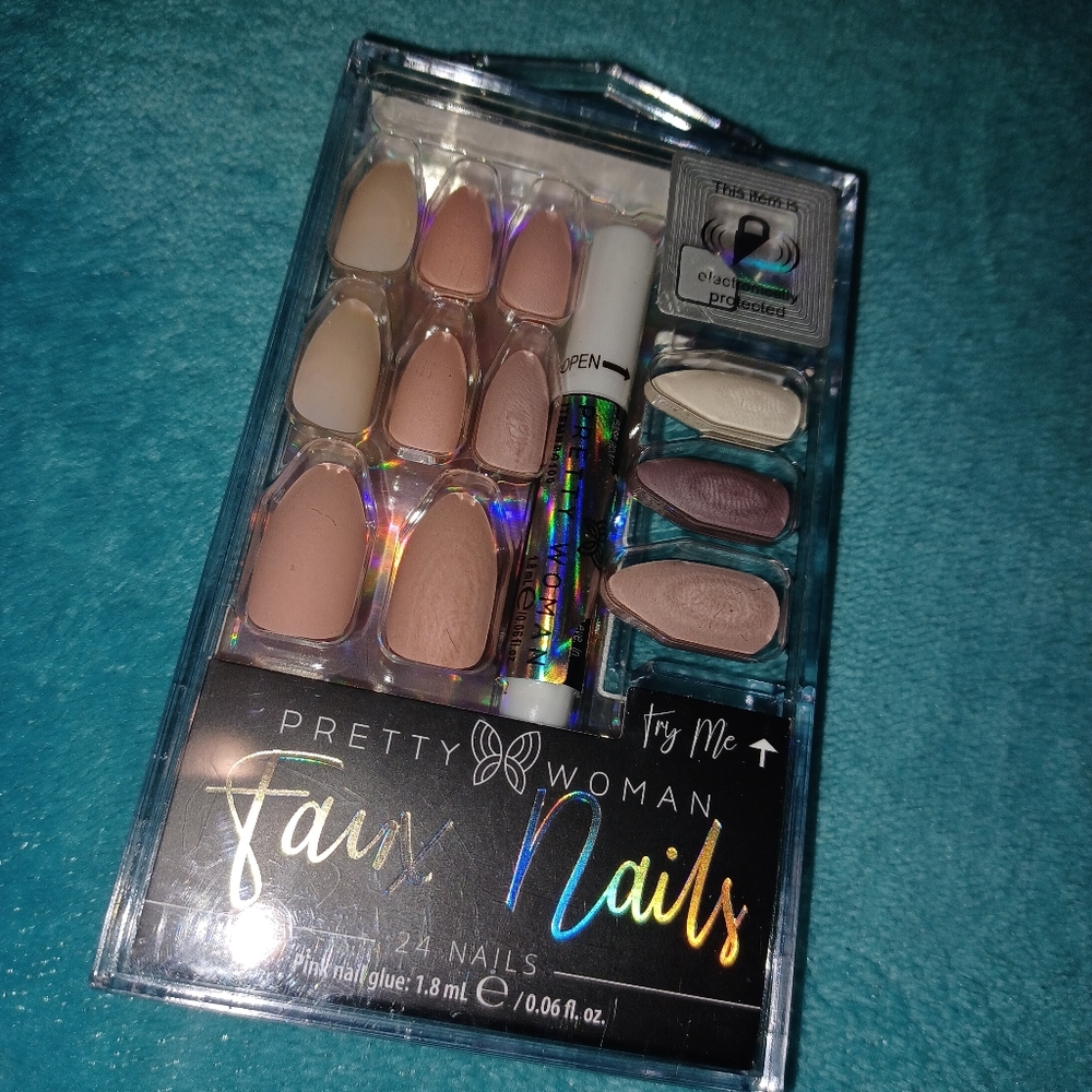 Pretty Woman Faux Nails 24